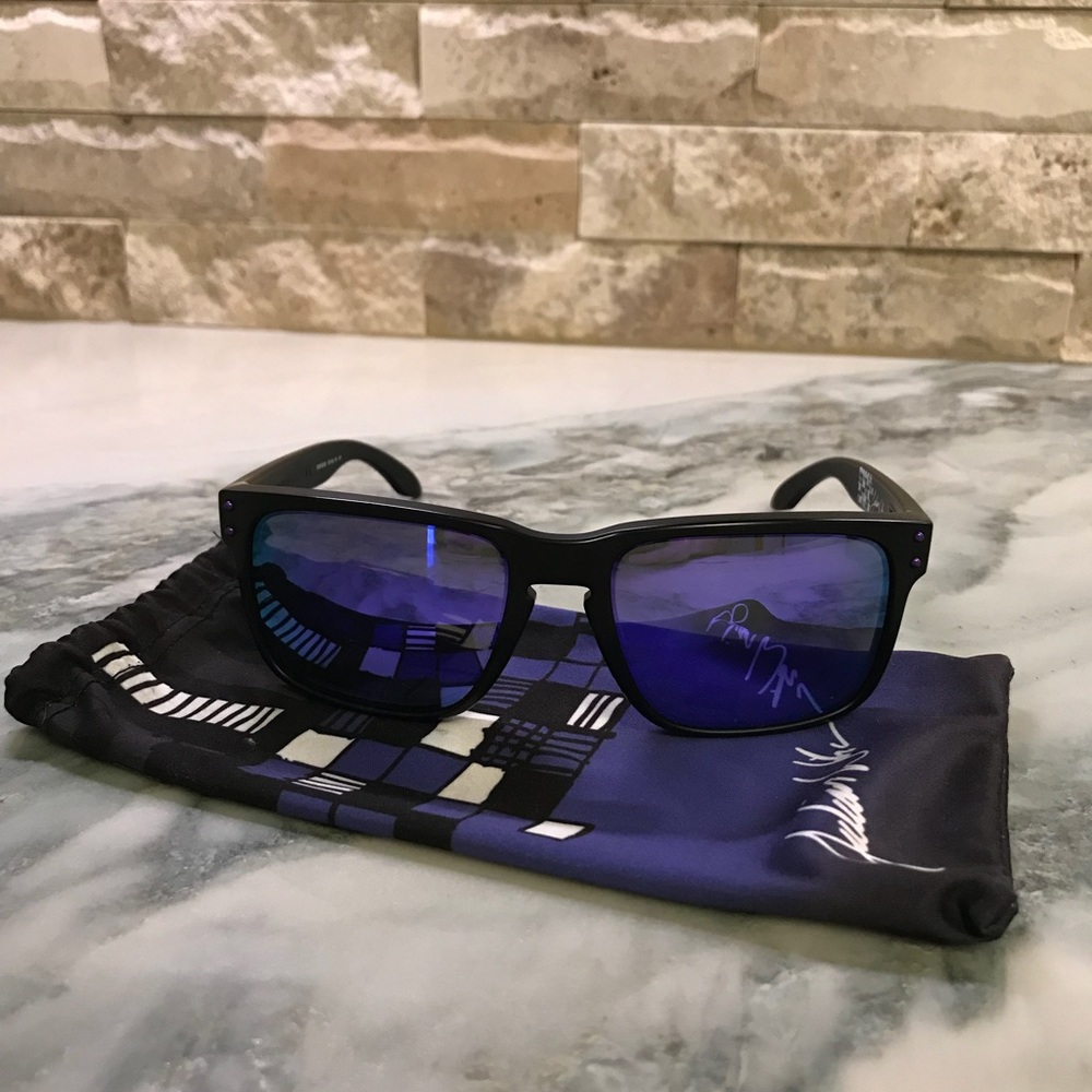 Oakley Holbrook